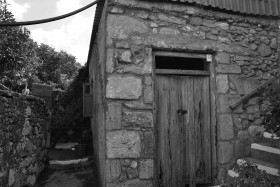 Συνήθης ξύλινη πόρτα κτηρίου