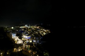 νυχτερινή λήψη του νησιού (Φηρά)