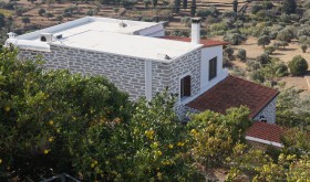Απομίμηση λιθοδομής και κεραμοσκεπή