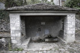 Κρήνη στην παλαιά είσοδο του οικισμού "Το Πηγάδι"