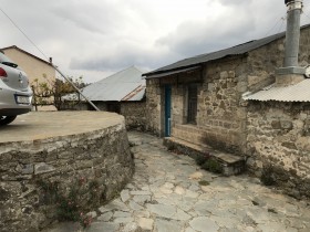 το κάτω αλώνι -  στάθμευση.
Καλύβες Κ1,Κ2, Καταστημα Κ1 και οικίες 7,8,9,10,12,13 σε ακτινωτή διάταξη γύρω από αυτό.