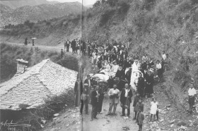 Ο ερχομός της νύφης στη Βίτσα (φωτ. Σπ.Μελετζή, 1937) / Πηγή: Νικολαΐδης Γ. "ΖΑΓΟΡΟΧΩΡΙΑ", Έκδοση Ριζάρειου Ιδρύματος, Αθήνα, 1992, σελ. 50