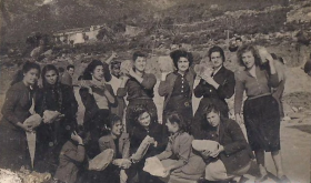 Γυναίκες του νησιού βοηθούν στην ανέγερση κτισμάτων (Πηγή:ikariamag.gr)