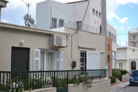 Ξύλινο κούφωμα και αλουμινένιο εξώφυλλο.