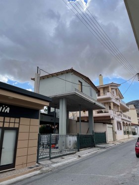 Νέο κτίριο με πιλοτή