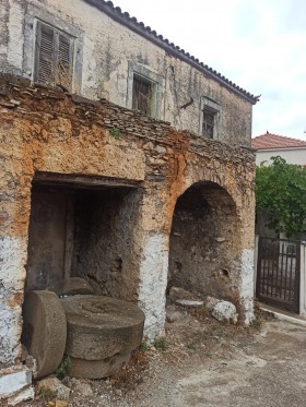 ΚΑΤΟΙΚΙΑ ΜΕ ΔΙΤΤΟ ΧΑΡΑΚΤΗΡΑ. ΧΩΡ0Σ ΔΙΗΜΕΡΕΥΣΗΣ ΣΤΟΝ ΟΡΟΦΟ ΚΑΙ ΕΛΑΙΟΤΡΙΒΕΙΟ ΣΤΟ ΚΑΤΩΙ
