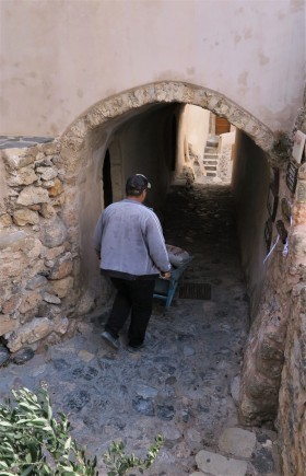 Εργαζόμενος σε οικοδομή μεταφέρει υλικά