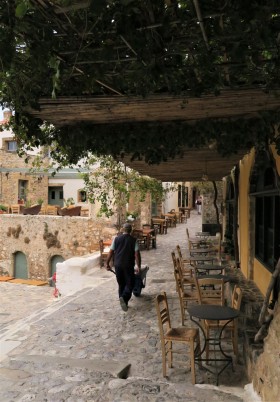 Καταστήματα εστίασης στον κεντρικό δρόμο