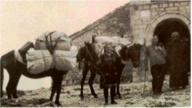 Άγιος Γεώργιος, 1973: η τελευταία αγωγιάτισσα Ελευθερία Γοβγιά μαζί με τον Νάσο Μαγκλάρα, που έφερε πρώτος φορτηγό το 1975 στο Συρράκο, με το άνοιγμα του δρόμου για αυτοκίνητα.