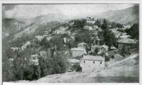 Το κεντρικό τμήμα του χωριού τραβηγμένο από του Κόρακα τη φωλιά, πριν αλλάξει τη φυσιογνωμία του η χάραξη του δρόμου