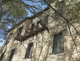 Πλήρης κατάρρευση εξώστη