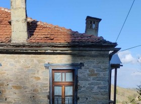 Λεπτομέρεια περιμετρικής ζώνης σχιστοπλακών στέγης με κεραμίδια
