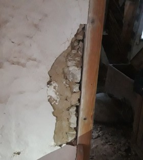 Λεπτομέρεια αποκόλλησης σοβά σε εσωτερική τοιχοποιία