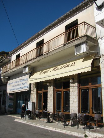 Το καφενείο στην κεντρική πλατεία