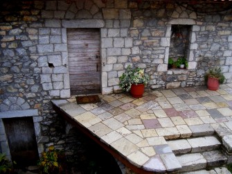 Αυλή στον πυκοκατοικημένο πυρήνα