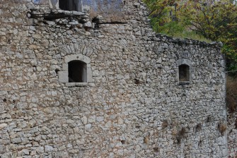 όψη αρχοντικού, λαξευμένες πέτρες μικροί αρμοί