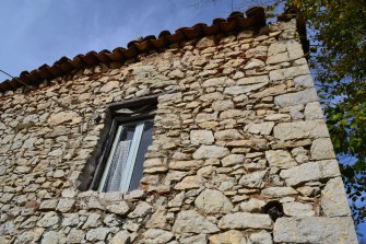 όψη ευτελούς σπιτιού, μεγάλες αλάξευτες πέτρες που προεξέχουν