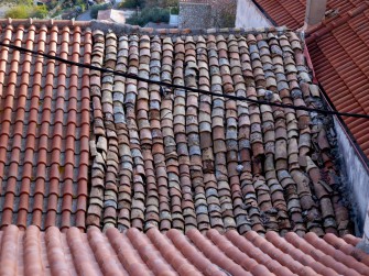 Ιδιαίτερη περίπτωση κακοδιατηρημένης στέγης με βυζαντινά κεραμίδια κολλητά σε μία με ρωμαικού τύπου (περιοχή παλιάς αγοράς)