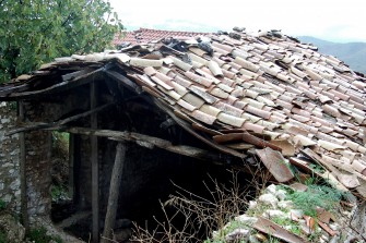 Εξωτερική άποψη στέγης. Εμφανής η στρώση της τελικής επικάλυψης.