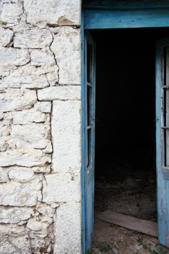 Ρωγμή ανάμεσα από τους γωνιόλιθους του ανοίγματος κια της τοιχοποιίας