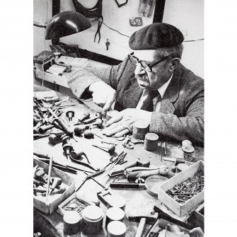 Ο χρυσικός στο εργαστήρι - Πηγή: "Λαογραφικό Μουσείο Στεμνίτσας", έκδοση του Μουσείου, Αρκαδία 1991