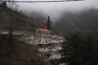 νεκροταφείο στην είσοδο του χωριού