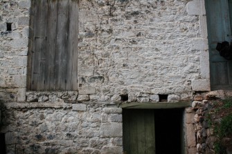 Εμφανής εξωτερική ξυλοδεσιά στο ύψος του πρεκιού πόρτας