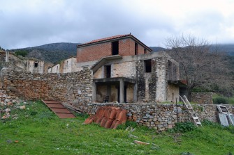 _ αυθεντικό παραδοσιακό κτίσμα με επεμβάσεις που αλλοιώνουν τον αρχιτεκτονικό χαρακτήρα