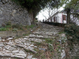 καλντερίμι < τουρκική kaldirim < αρχαία ελληνική καλός + δρόμος (αντιδάνειο), λιθόστρωτος δρόμος με ακατέργαστες πέτρες