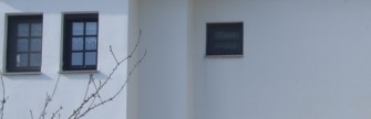 στα νεόδμητα κτήρια γίνεται κάλυψη ολόκληρης της όψης από σοβά, με συχνότερη τη χρήση του λευκού χρώματος