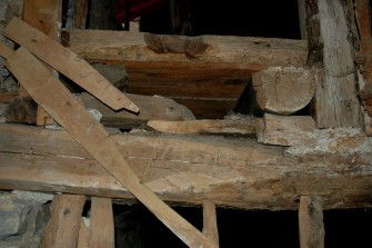 Λεπτομέρεια τοποθέτησης και έδρασης δοκαριού πατώματος, στον ξύλινο σκελετό του κτιρίου, και σανίδας δαπέδου σ'αυτό 