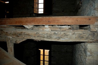 Λεπτομέρεια τοποθέτησης και έδρασης δοκαριού πατώματος, στον ξύλινο σκελετό του κτιρίου, και σανίδας δαπέδου σ'αυτό