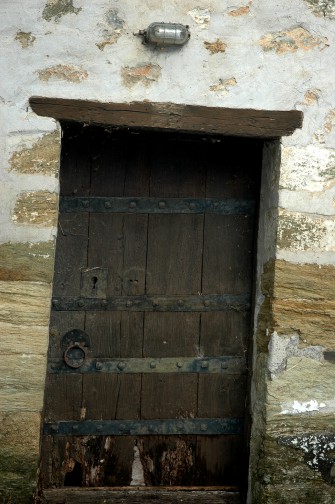 Βαριά ξύλινη πόρτα εισόδου