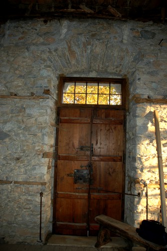 Ξύλινη πόρτα εισόδου με φεγγίτη