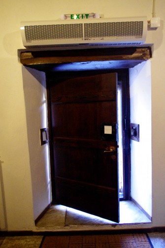 Εσωτερική πλευρά ξύλινης πόρτας εισόδου