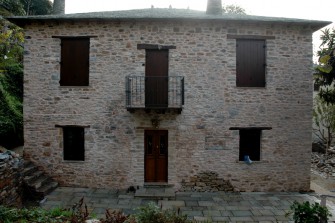Ορθογωνικό τρίχωρο σπίτι με νεοκλασικά στοιχεία