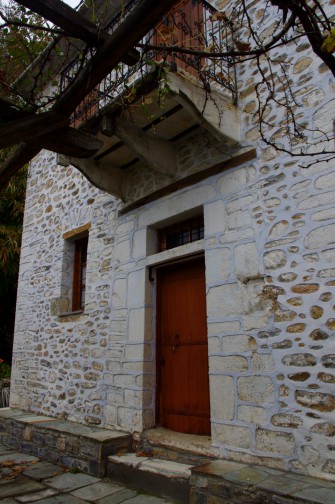 Η είσοδος του κτιρίου με φεγγίτη πάνω από την πόρτα