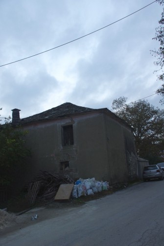 Κτίριο κατοικίας χωρίς χρήση σε κακή κατάσταση.Το κτίριο σύμφωνα με τον ιδιοκτήτη του έχει υποστεί φθορές από το σεισμό 
