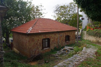 Μικρό νεότερο σπίτι που αλλοιώνει την εικόνα του οικισμού