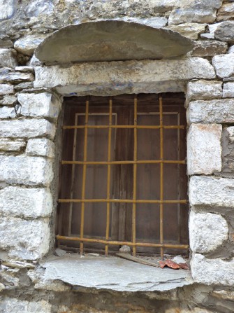 Οριζόντιο γεφύρωμα με λίθο και ενσωματωμένες στο κούφωμα σιδεριές