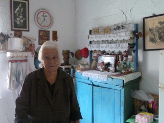 Η κα. Κλειώ, μόνιμη κάτοικος του Μάκρωνα.