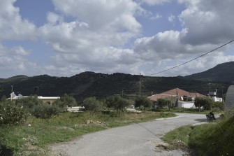 Συνδετικός άξονας γειτονιών: θέα της κάτω γειτονιάς και στέγη του Κ14