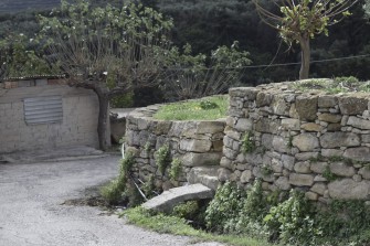 Αυλή οριοθετημένη από ξερολιθιά