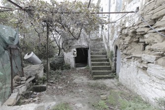 Κ16: αυλή συνεπίπεδη με το δρόμο