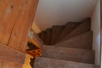 Εσωτερική ξύλινη σκάλα κοινοτικού γραφείου