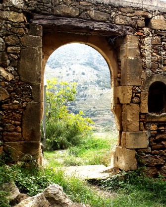 Ανακουφιστικό τόξο στην εξωτερική παρειά του υπερθύρου_ ξύλινο ανώφλι στην εσωτερική παρειά 