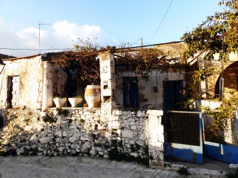 Λίθινο υποστύλωμα για τη στήριξη κληματαριάς_ Στα αριστερά διακρίνεται υποστύλωμα πιθανώς από σφονδύλους αρχαίων κιόνων(σπόλια)