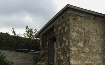 Διαμόρφωση της τελικής επιφάνειας της οροφής με πλάκα από τσιμέντο ή μπετόν.