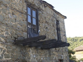 Φθορές σε ξύλινο εξώστη