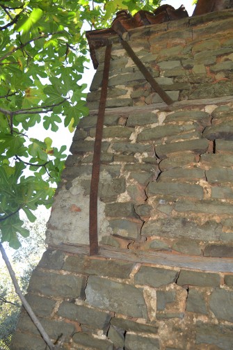 Εξασθένιση συνδετικού κονιάματος λίθος και συγκράτηση με μεταλλικές λάμες